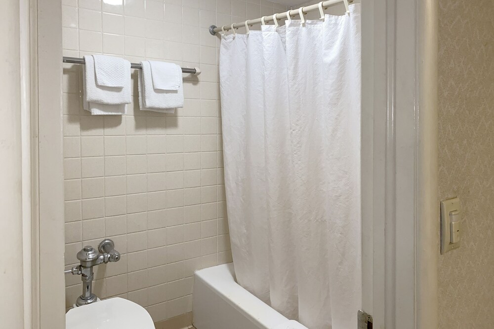 OYO Hotel Mauldin SC South Main Street - photo 21