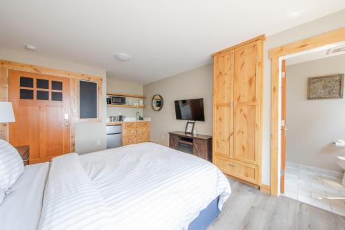 Lakeside hotel room #8 in Kings Beach - photo 5