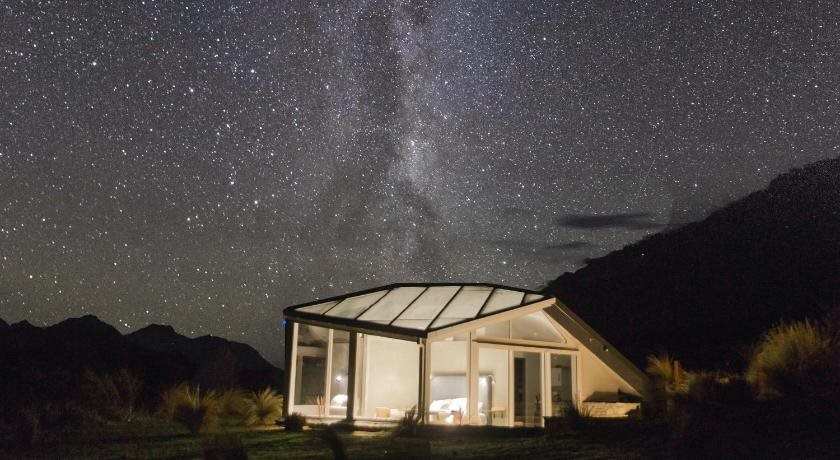 SkyScape - carbon neutral hotel in Unknown City