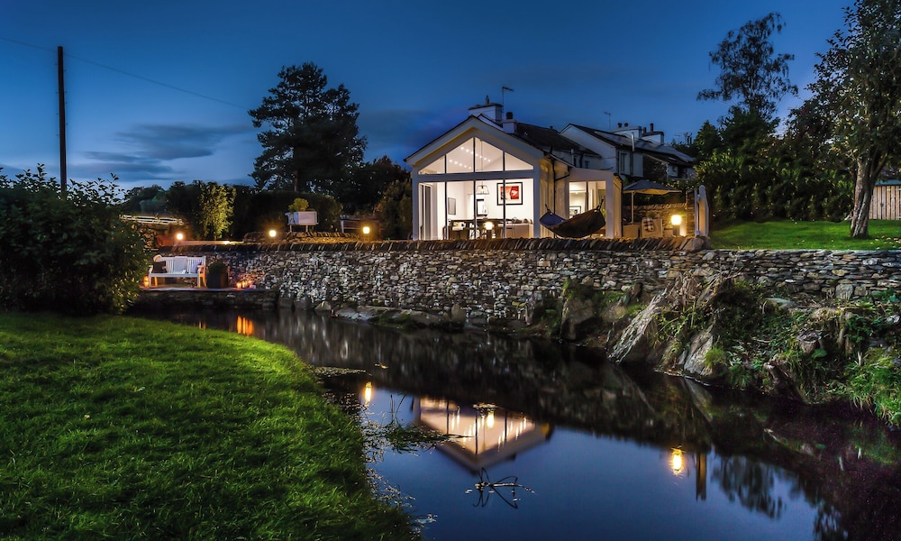 River Barn - carbon neutral hotel in Unknown City