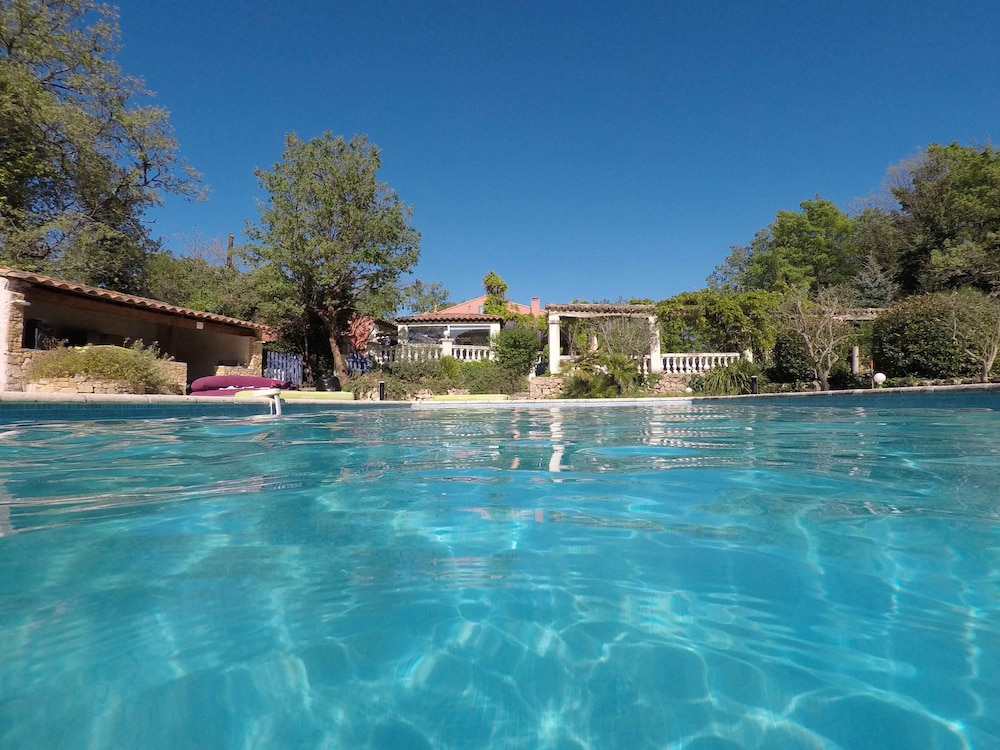 Les Secrets du Defends - carbon neutral hotel in Forcalqueiret