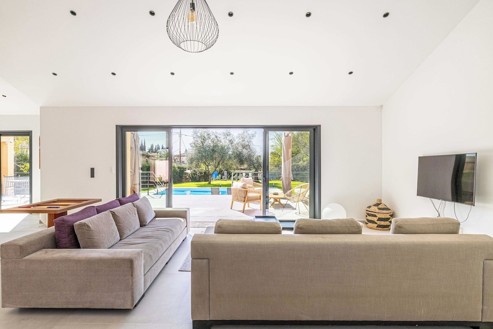 Modern Villa With Heated Pool and Garden — 4-Star Luxury Hotel in Mougins, France
