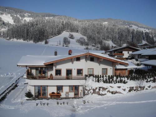 Ferienwohnung am Lindenweg — 4-Star Luxury Hotel in Brixen Im Thale, Austria
