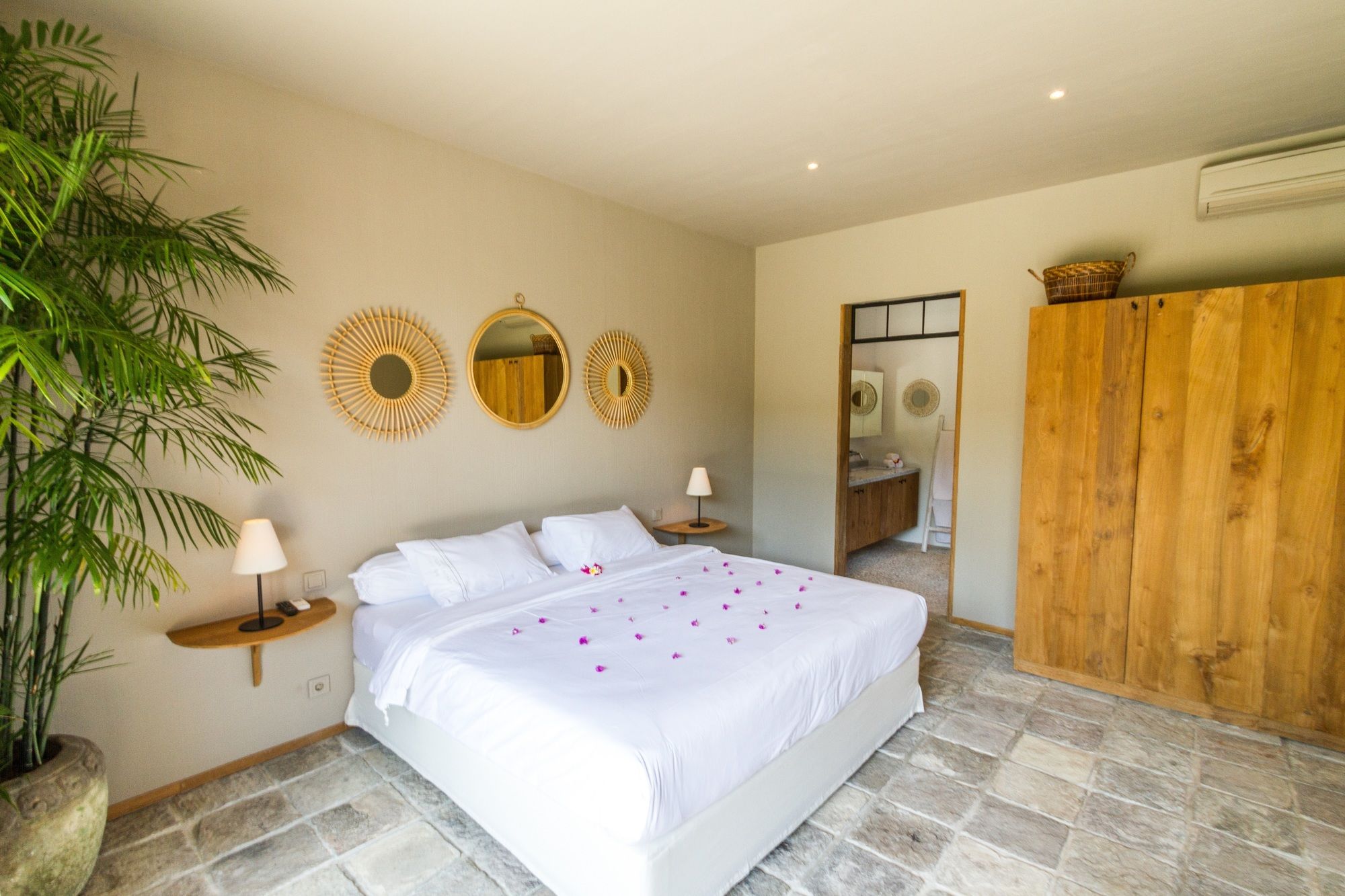 Villa Taijasa Luxury 5BR Villa with 20m Pool — 4-Star Luxury Hotel in Kerobokan, Indonesia