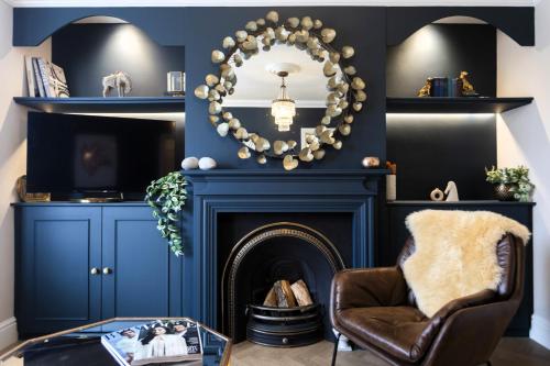 Luxe Stratford Townhouse beautifully renovated free parking sleeps 4 2 bathrooms minutes walk to town RSC pet friendly — 4-Star Luxury Hotel in Stratford-Upon-Avon, United Kingdom