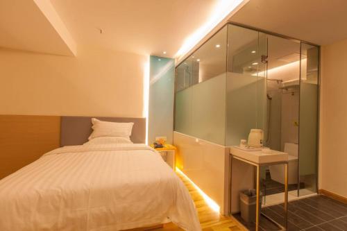 7 Days Inn Yunfu Jinshan Bus Terminal in Yunfu, People's Republic of China