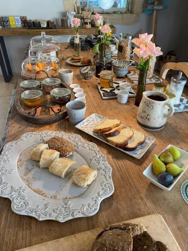Maison D'hotes Apres La Sieste — 4-Star Luxury Hotel in Saint-Laurent-Des-Arbres, France