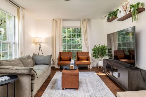 Comfy Duplex w 2 Kings Sofa Bed — hotel in Maryville
