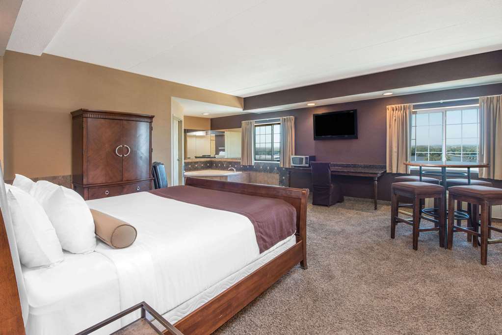 Microtel Inn & Suites by Wyndham Quincy Downtown River Area - photo 3