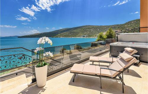 3 Bedroom Nice Apartment In Marina — 5-Star Luxury Hotel in Marina, Croatia