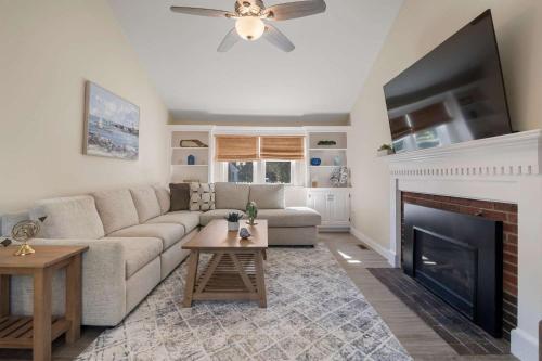 Minutes to Craigville Beach Private Patio and Backyard in Barnstable, United States