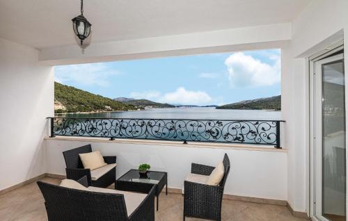 3 Bedroom Cozy Apartment In Marina — 5-Star Luxury Hotel in Marina, Croatia