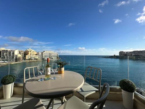 Stunning Seafront Duplex in Best Location — 4-Star Luxury Hotel in San Giljan, Malta