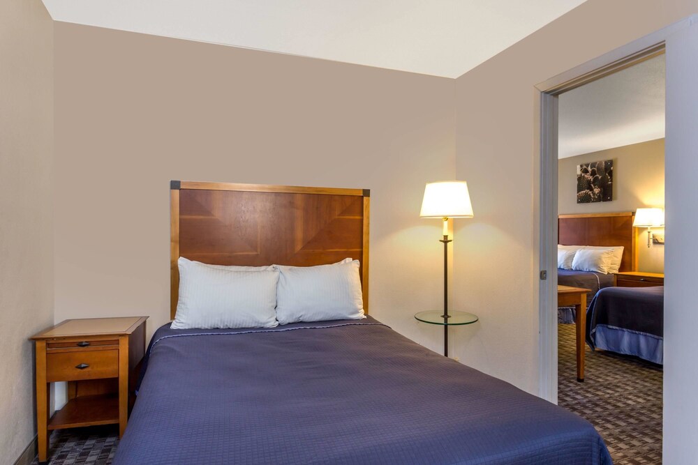 Howard Johnson Scottsdale Old Town - photo 4