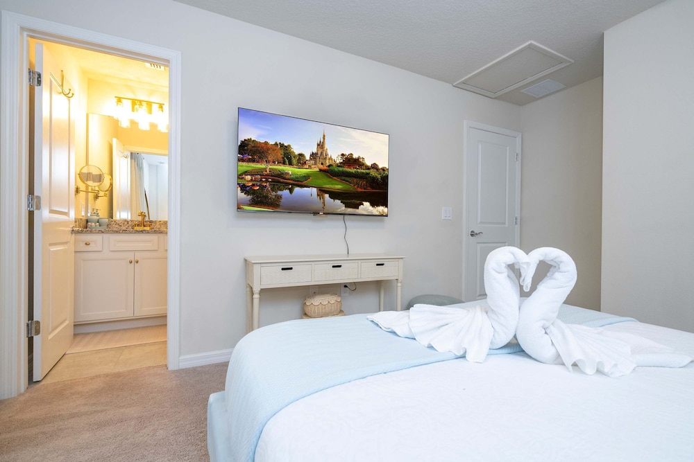 Amazing 5 Suite Home With Resort style Amenities - photo 52