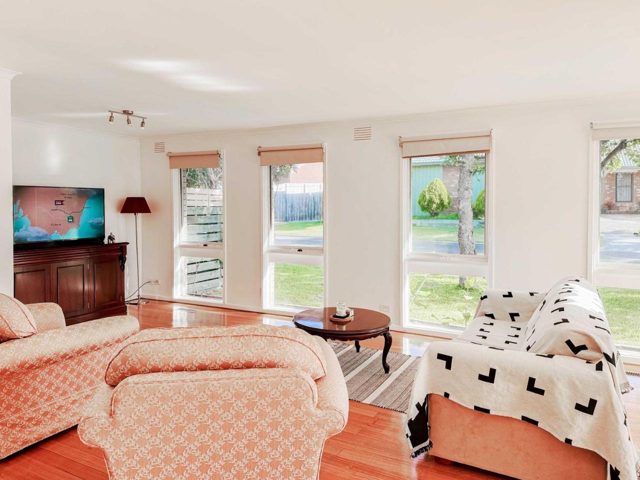 Serene 4Bed2Bath House w Parking Near Mornington Peninsula — Frankston — photo 4