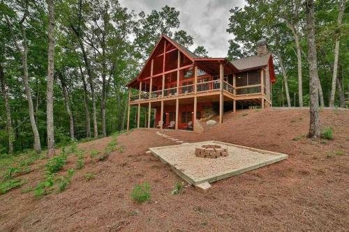 Mountain Hideaway with Hot Tub & Fire Pit — hotel in Pleasant Hill