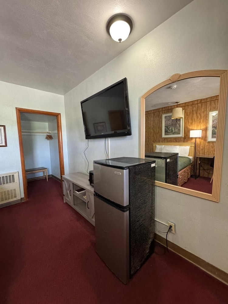 Hillcrest Motel - photo 20