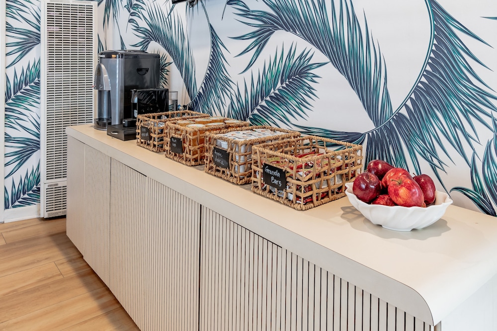 Santa Monica Hotel - photo 2