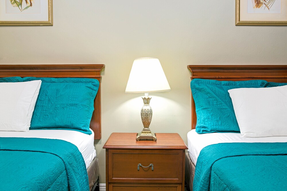 Sun and Surf Inn - photo 8