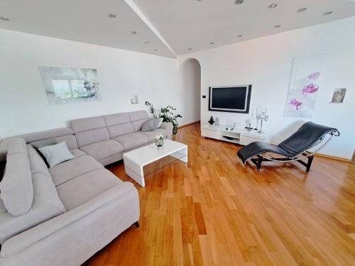 Apartment The Big Chill Three Bedroom Apartment with Terrace Balcony and Jacuzzi