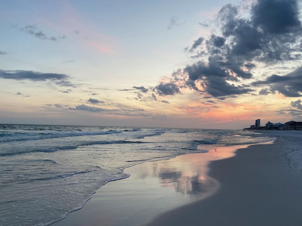 Beachside Villas by Southern Vacation Rentals — 4-Star Luxury Hotel in Santa Rosa, United States
