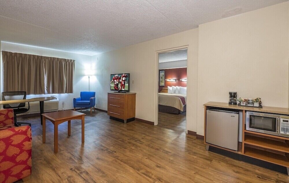 Red Roof Inn and Suites Cleveland Elyria - photo 35