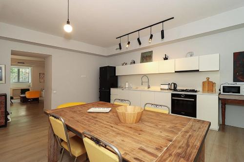 Mtatsminda Cozy Apt: Central & Comfy By Wehost — 4-Star Luxury Hotel in Tbilisi, Georgia