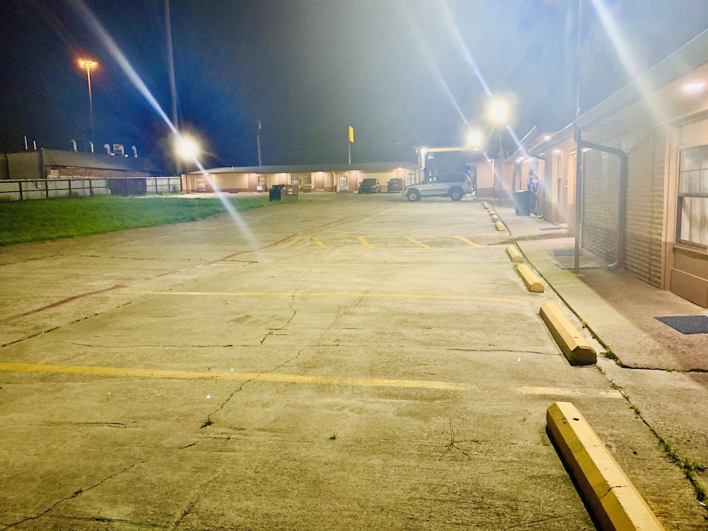 Embassy motel - photo 18