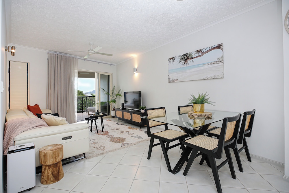 Tropical Comfort Pool and Stunning Esplanade — 4-Star Luxury Hotel in Cairns, Australia