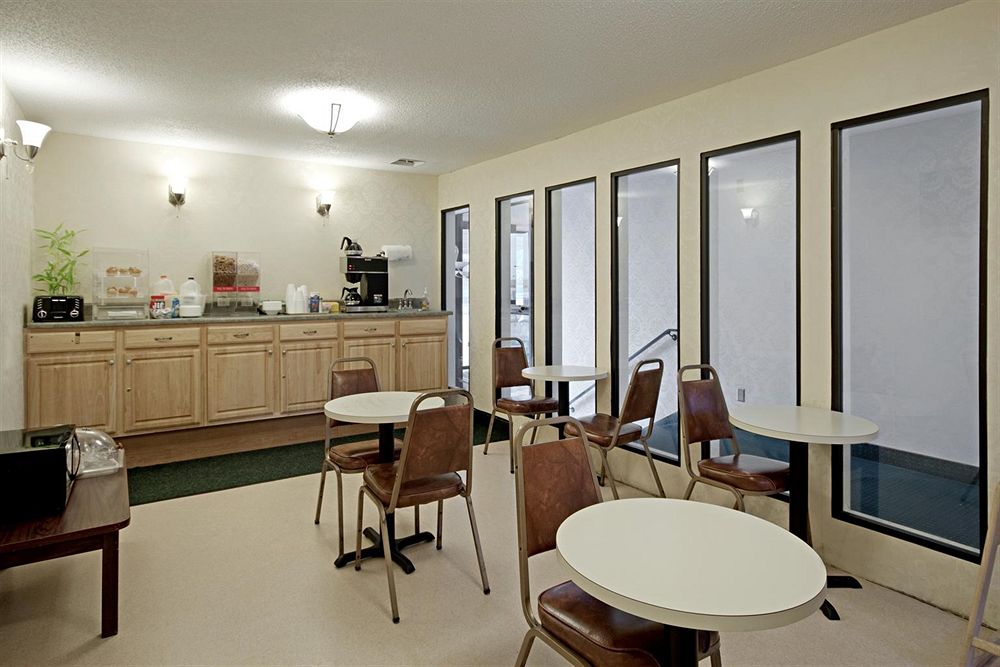 Americas Best Value Inn Springfield Glenstone - photo 6