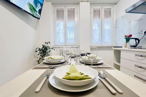 New and elegant apartment on the Navigli Netflix e Disney — 4-Star Luxury Hotel in Milan, Italy