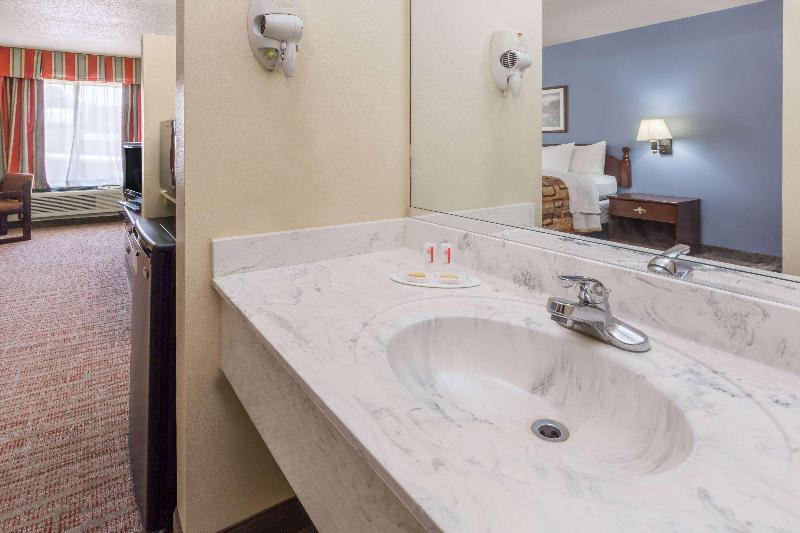 Days Inn by Wyndham Rayne Crowley - photo 7
