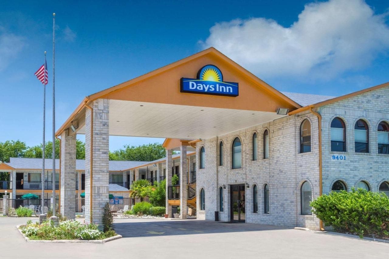 Days Inn by Wyndham San Antonio - photo 2