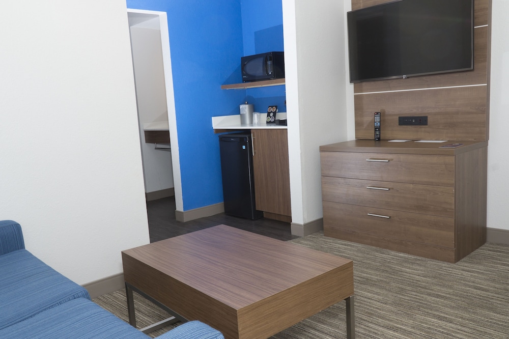Holiday Inn Express Hotel & Suites Madison by IHG - photo 22
