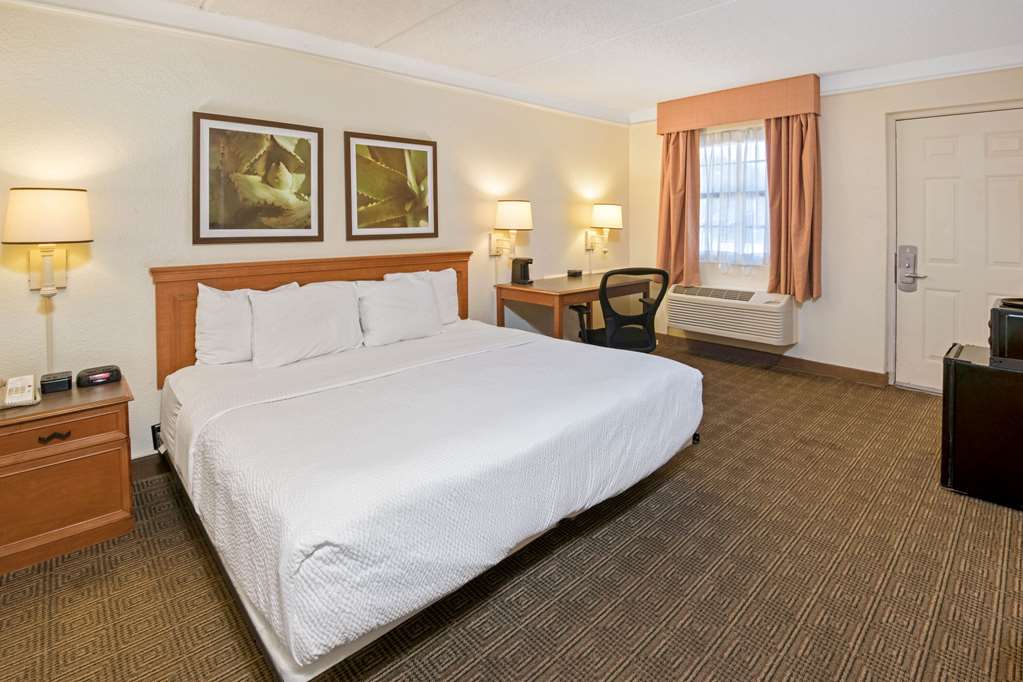 La Quinta Inn by Wyndham San Antonio Market Square - photo 12