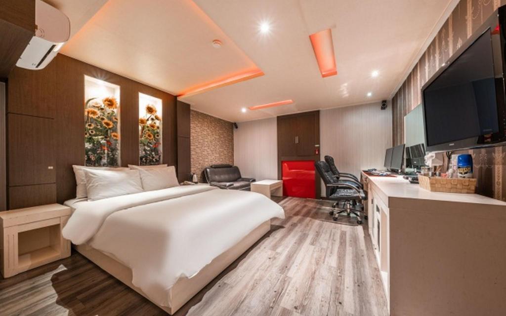 Suwon Haenggungdong Renault in Suwon, South Korea