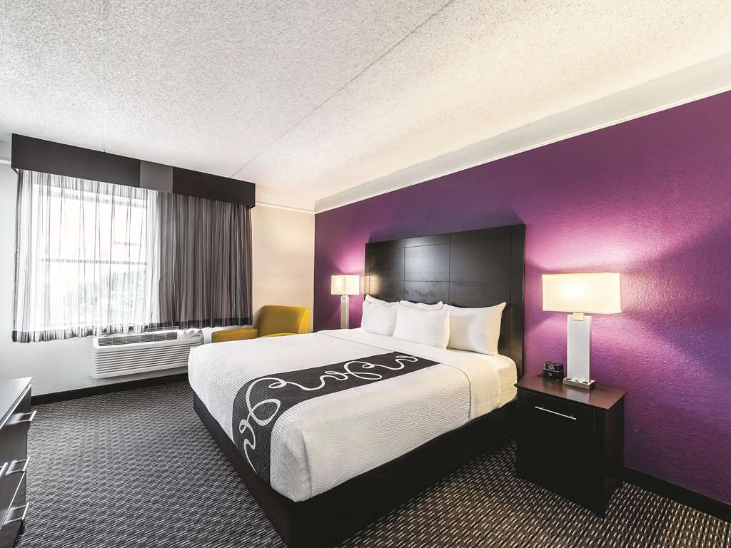 La Quinta Inn & Suites by Wyndham San Antonio Downtown - photo 35