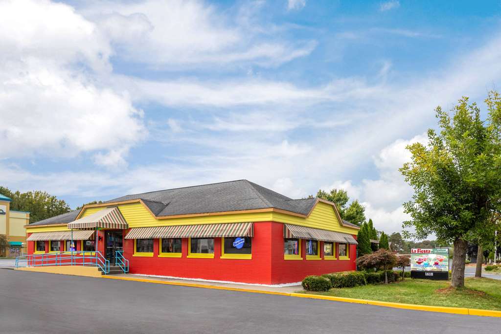 Days Inn & Suites by Wyndham Albany - photo 12