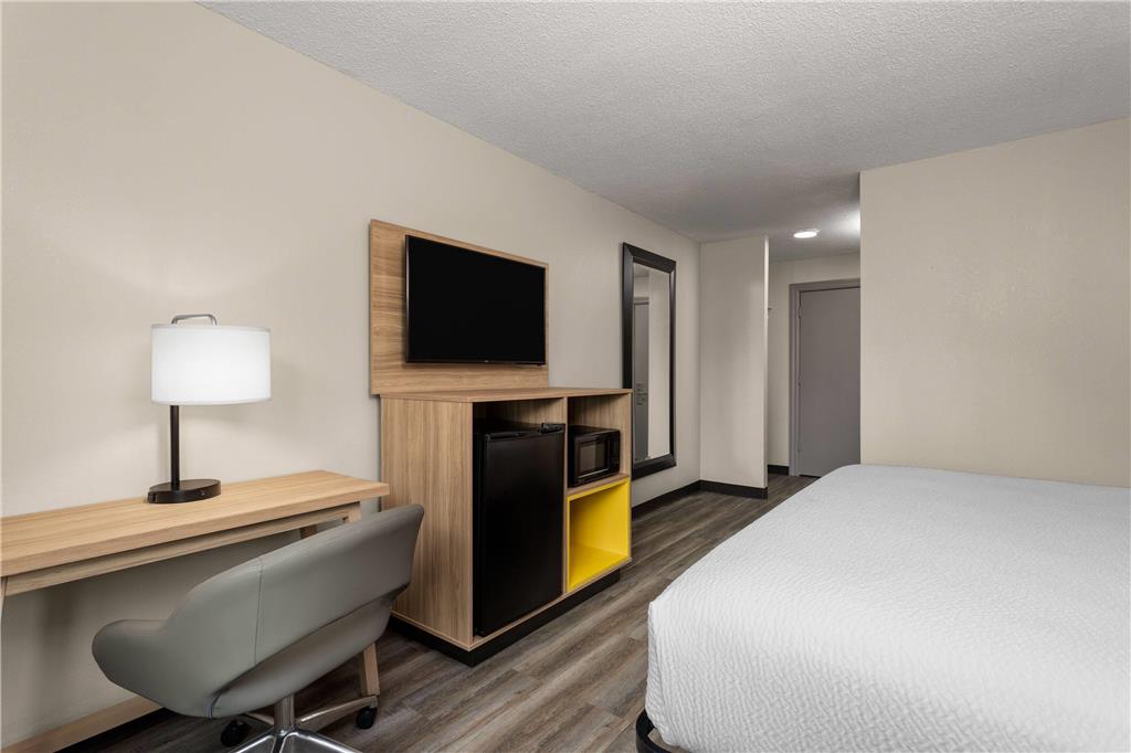 Days Inn and Suites by Wyndham Hammond IN - photo 14