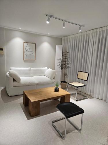 Stay Huin 스테이 흰 — 4-Star Luxury Hotel in Seoul, South Korea