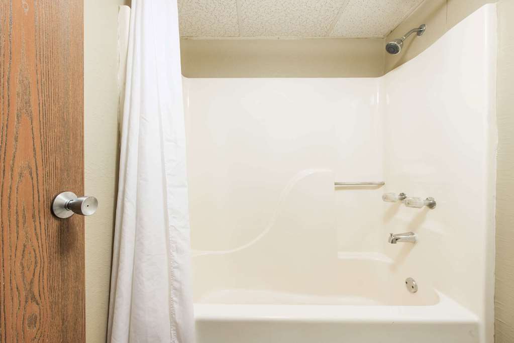 Super 8 by Wyndham Sullivan - photo 4