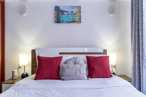 Luxurious 2 bedroom apartment with a swimming pool in Kilimani Nairobi — 4-Star Luxury Hotel in Nairobi, Kenya