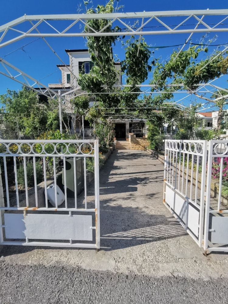 Srđan 10 m From the Beach A1 in Marina, Croatia