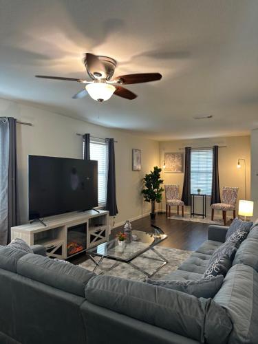 Huge Captivating Modern 5Bdr home — 4-Star Luxury Hotel in Cypress, United States