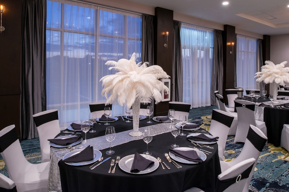 Holiday Inn Hotel & Suites Farmington Hills Detroit NW by IHG - photo 45