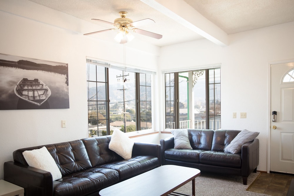 Large House on a Hill 15 Min Walk 2 Bart — 4-Star Luxury Hotel in Richmond, United States
