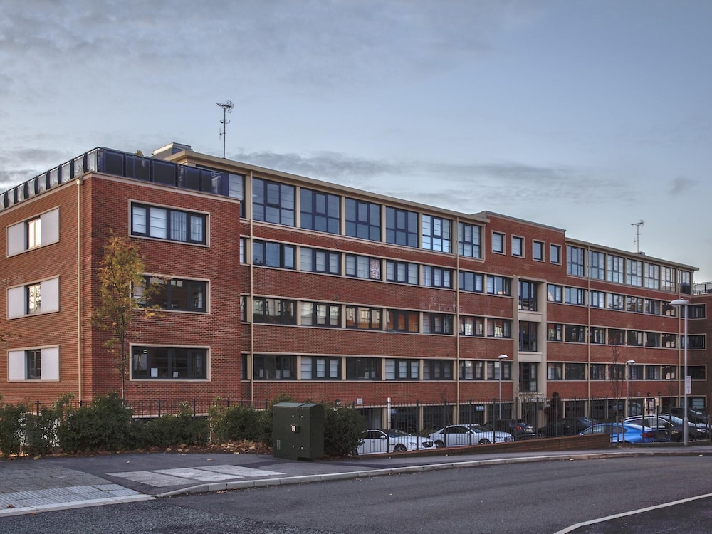 Oakdale at Wessex — 4-Star Luxury Hotel in Farnborough, United Kingdom