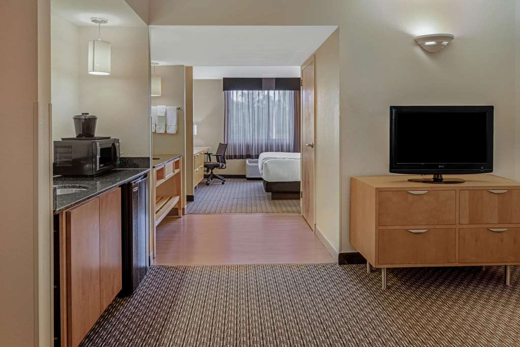La Quinta Inn & Suites by Wyndham Naples Downtown - photo 21