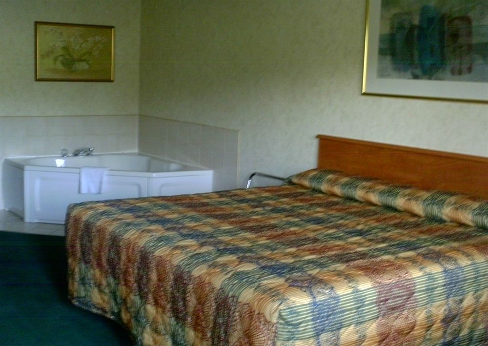Campton Parkway Inn - photo 7